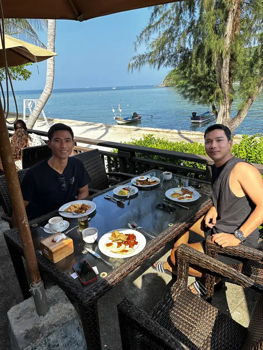 Petit-déjeuner sur la terrasse du Maehaad Bay Resort face à la mer, Koh Phangan