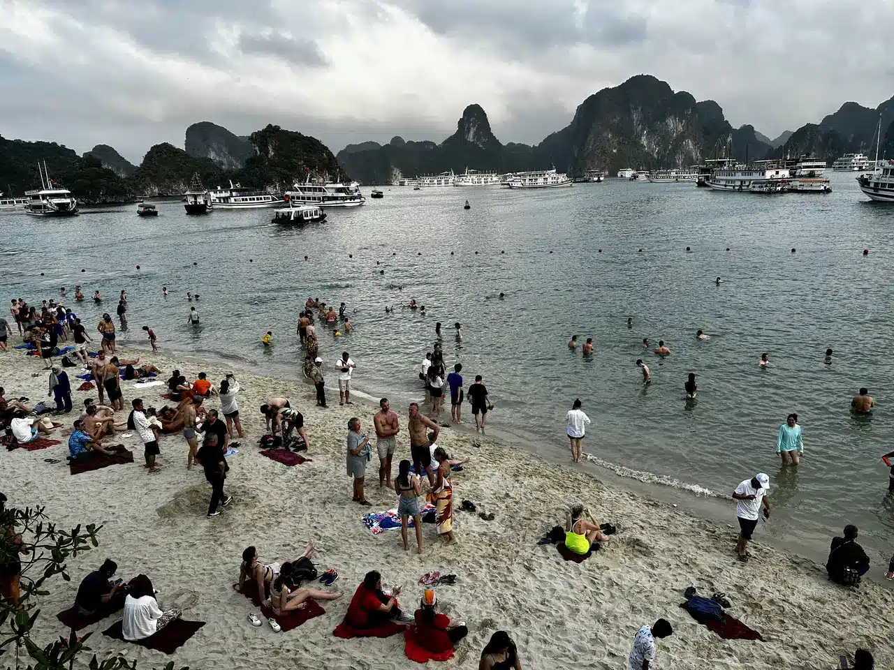 La plage de Ti Top bondée pendant une croisière d'une journée dans la baie d'Halong