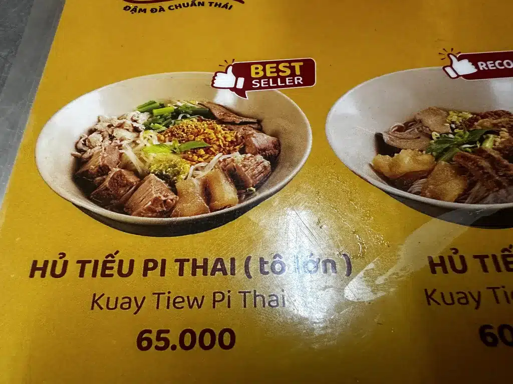 Menu de Pi Thai avec le grand bol de hu tieu à 65 000 VND à Saïgon