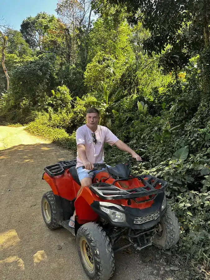 En quad sur la piste vers le Black Rock Viewpoint, Phuket