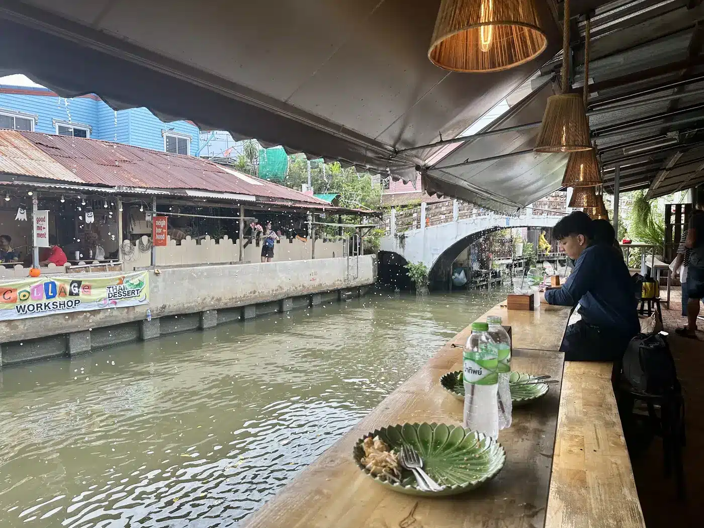 Comptoir de restaurant au-dessus du canal à Khlong Bang Luang, Thonburi, Bangkok