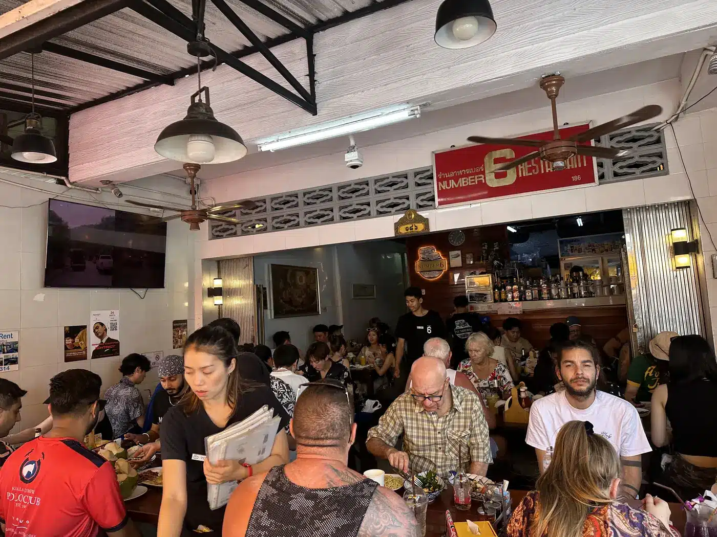 Salle bondée du No. 6 Restaurant à Patong, Phuket