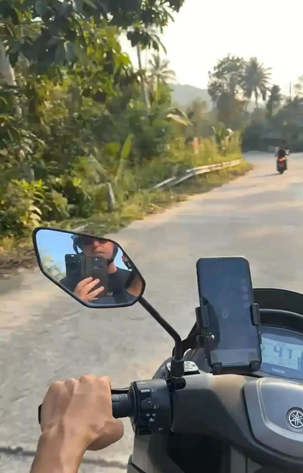 En scooter sur une route tranquille de Koh Phangan