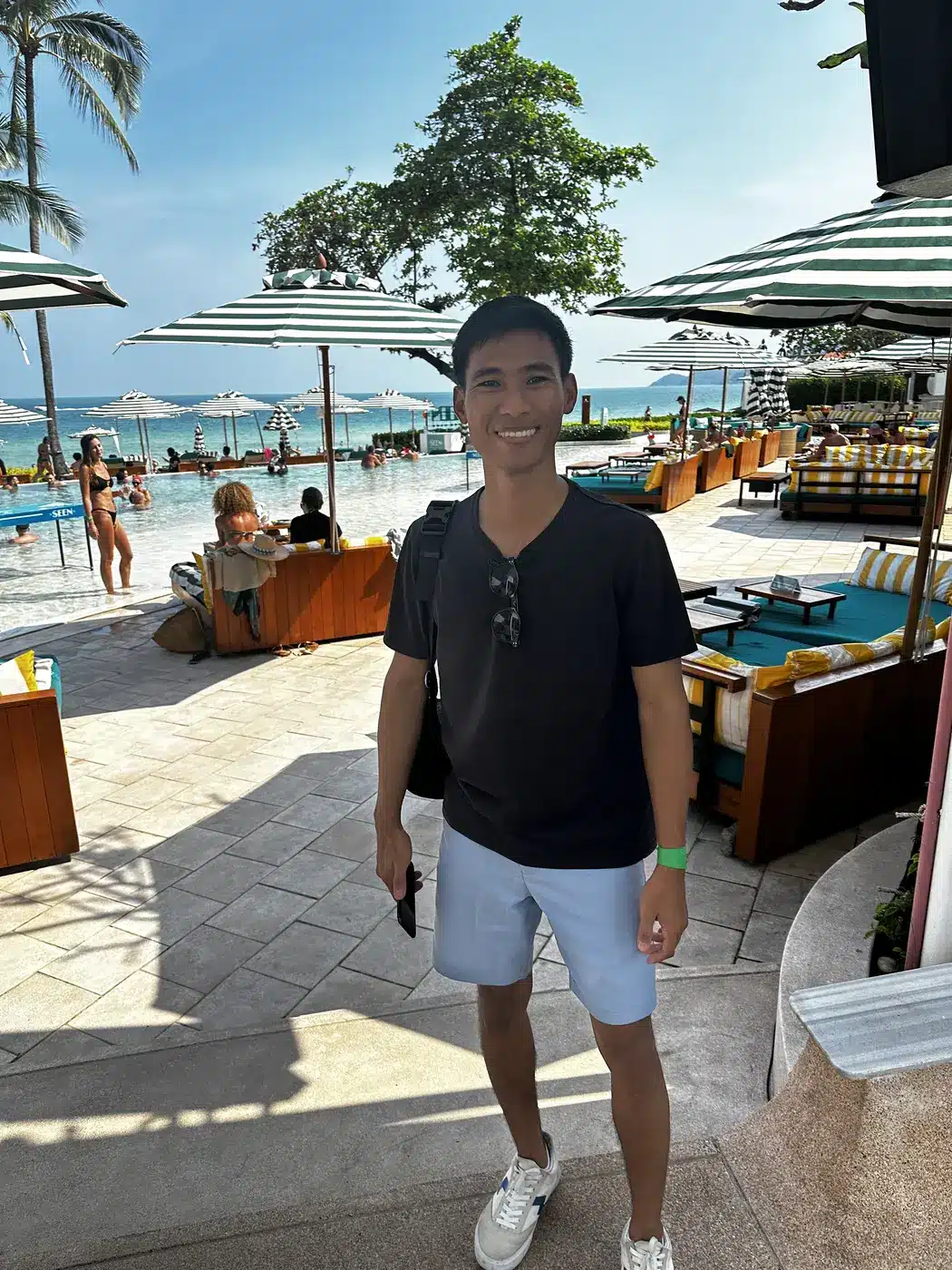 Piscine et transats face à la mer au Seen Beach Club, Chaweng, Koh Samui