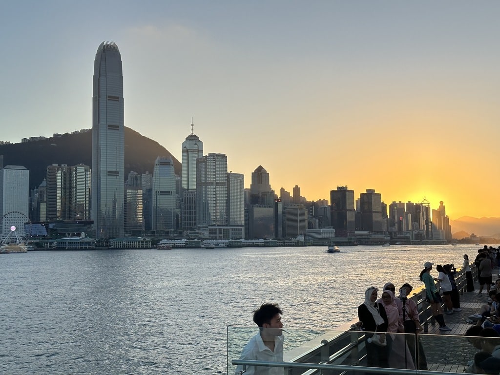 Skyline de l'île de Hong Kong et tour IFC au coucher du soleil vues depuis l'Avenue of Stars à Tsim Sha Tsui