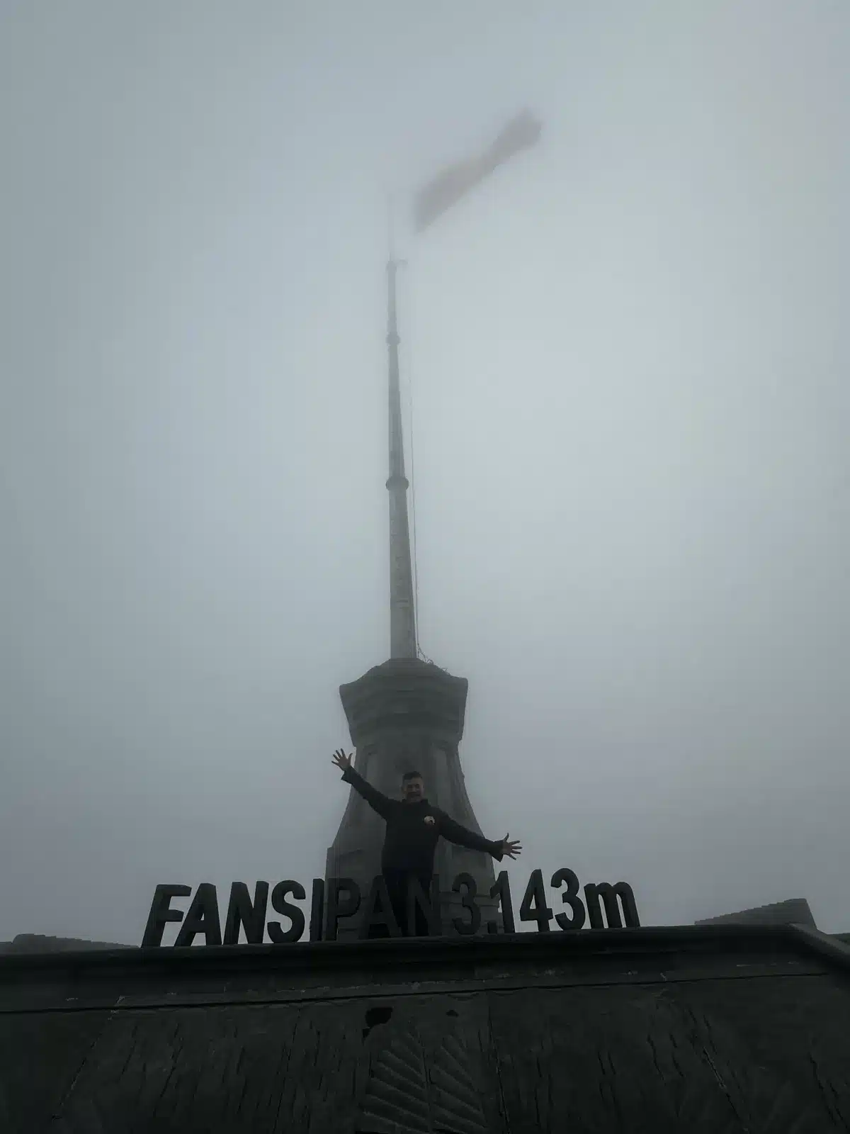 Mât du sommet du Fansipan presque invisible dans un épais brouillard