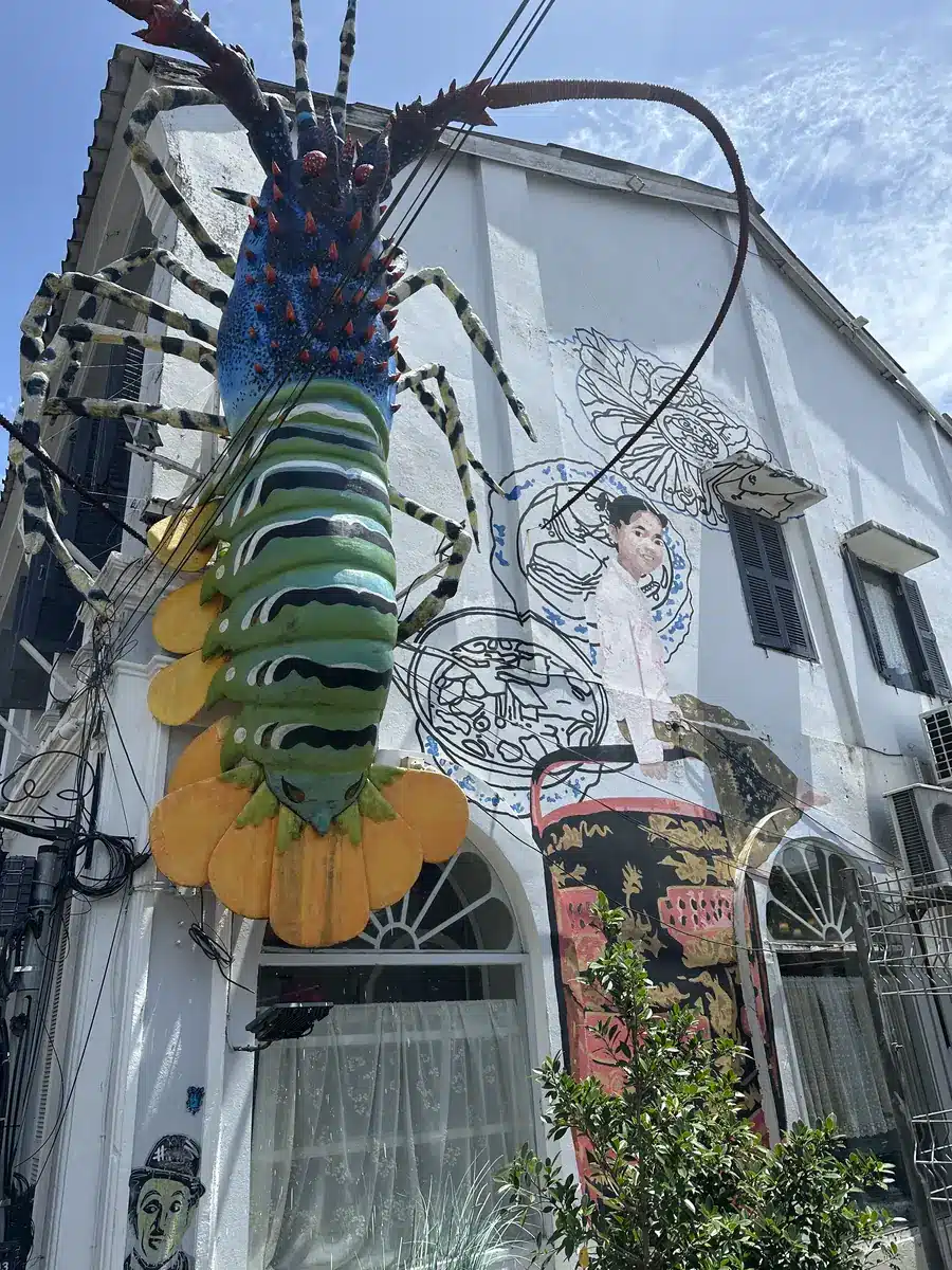 Sculpture de homard géant sur une façade couverte de street art, vieille ville de Phuket