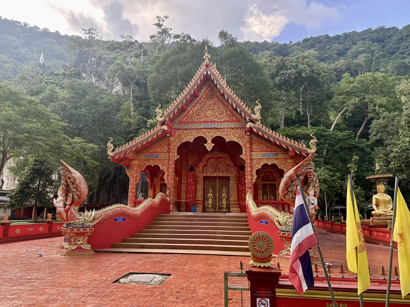 Temple rouge et son escalier aux nagas au Wat Tham Pla, près de Mae Sai