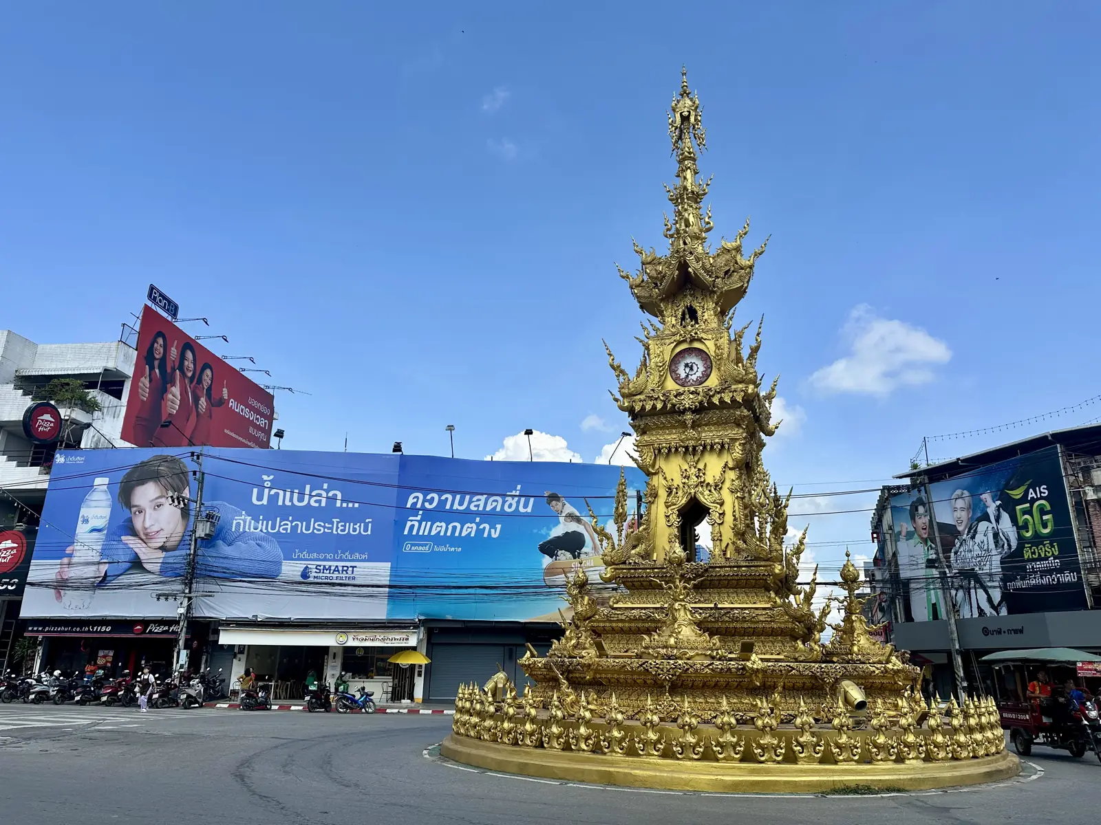 Tour de l'horloge dorée au centre de Chiang Rai sous un ciel bleu