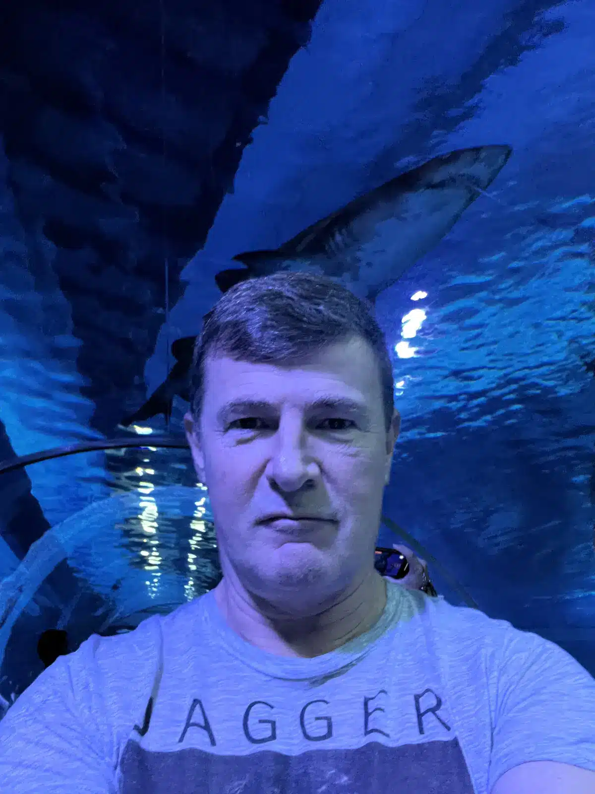 Blaise Jaeger dans le tunnel aux requins du SEA LIFE Bangkok Ocean World