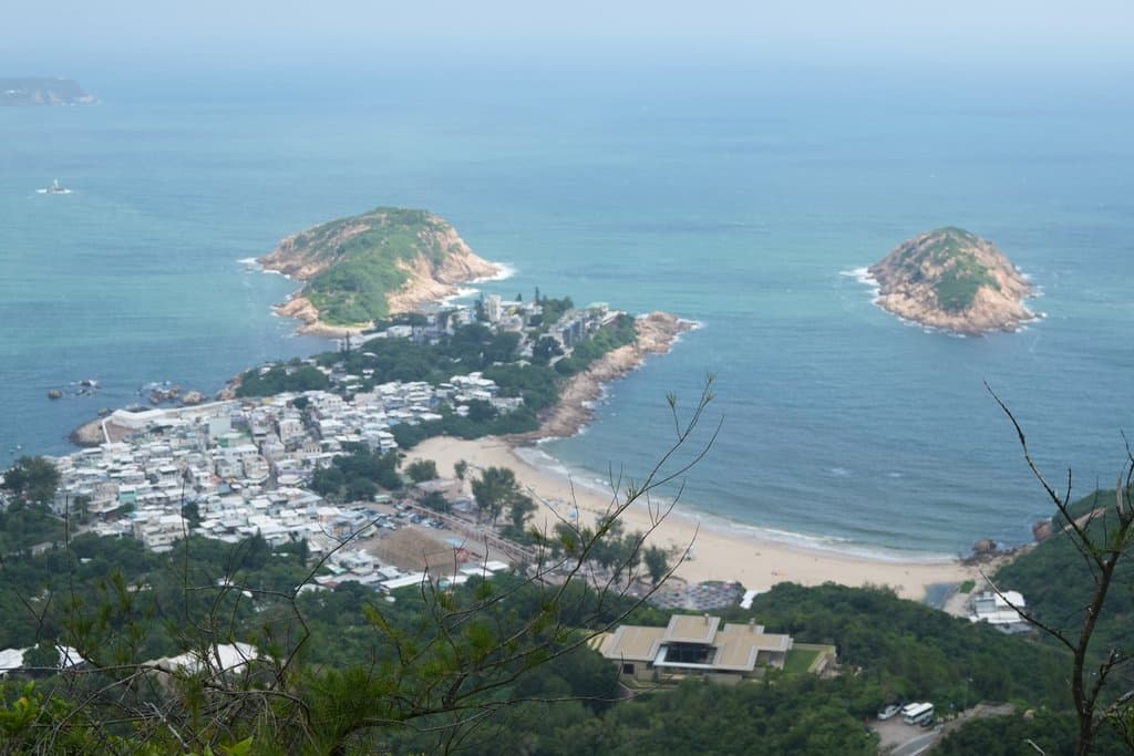 Le village de Shek O, sa plage et les îles au large vus depuis la crête du Dragon’s Back, Hong Kong