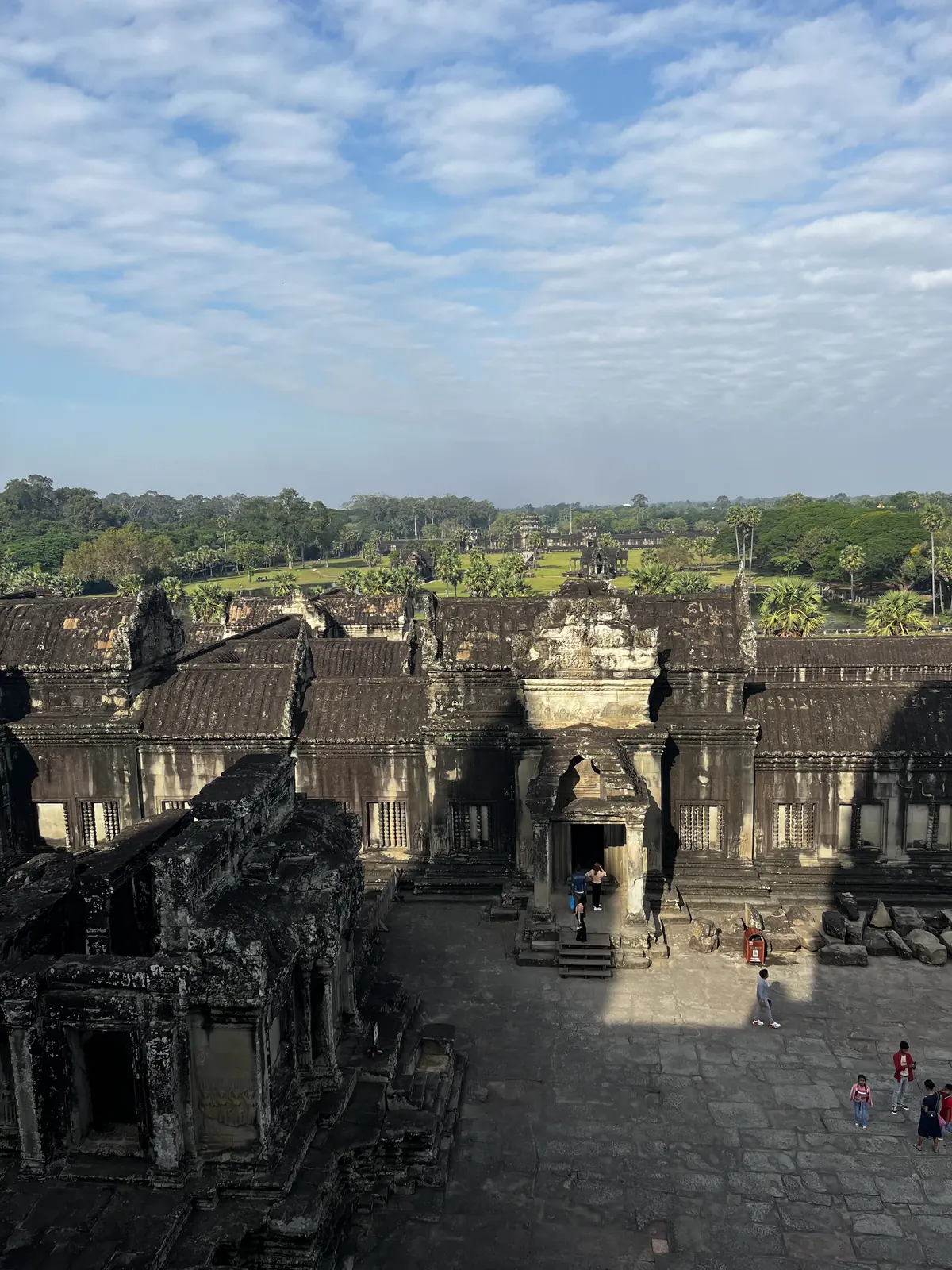 Vue depuis le Bakan, le niveau supérieur d’Angkor Wat, sur les cours et les galeries